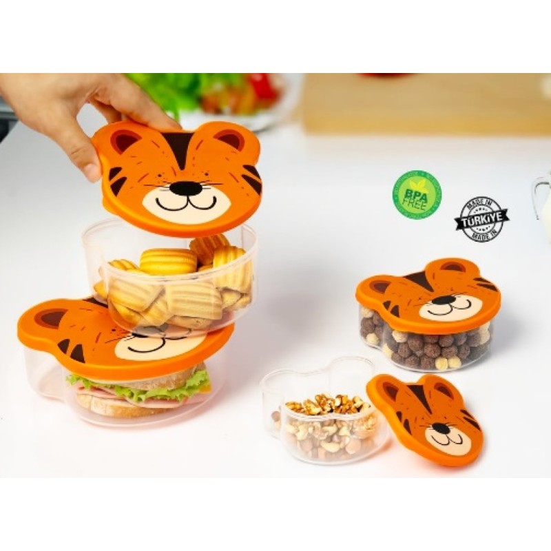 Set patru cutii din plastic, cu dimensiuni diferite, pentru pranz si/sau gustare...